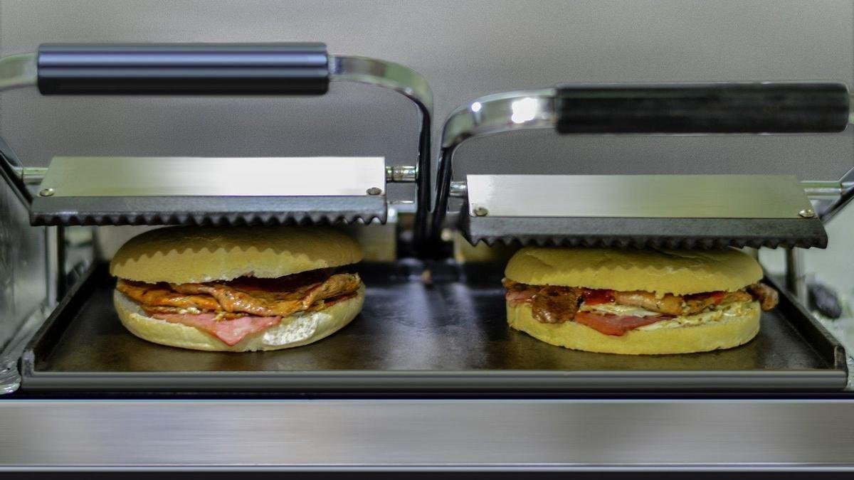 Beca del campus |Este es el único bar en Málaga con pasteles de 24 horas: con más de treinta años de historia y 500 servicios al día
