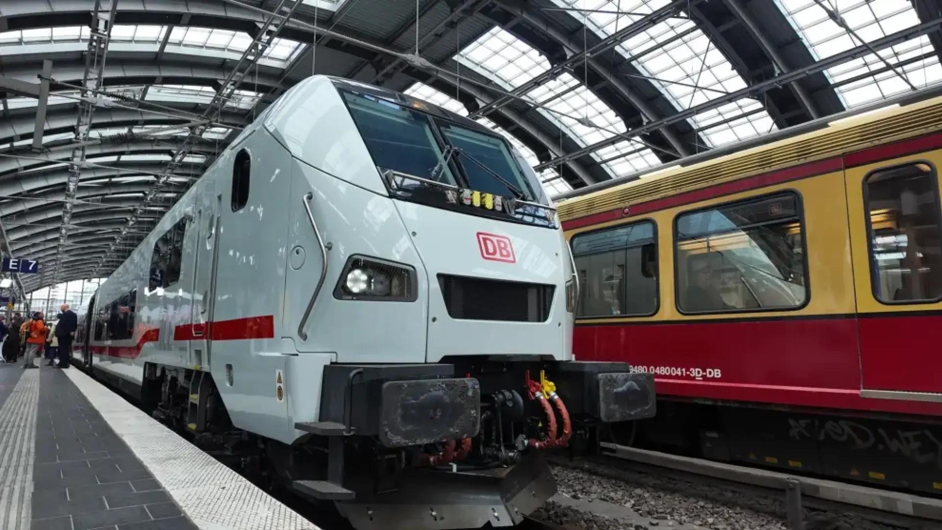 Jajo presenta un tren de alta velocidad que entrará en servicio a finales de año