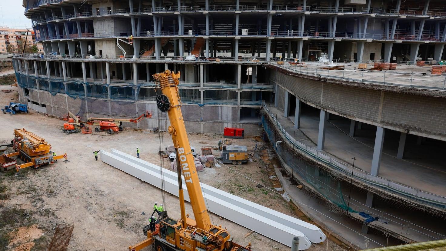 Las columnas de Nou Mestalla llegan a Valencia -