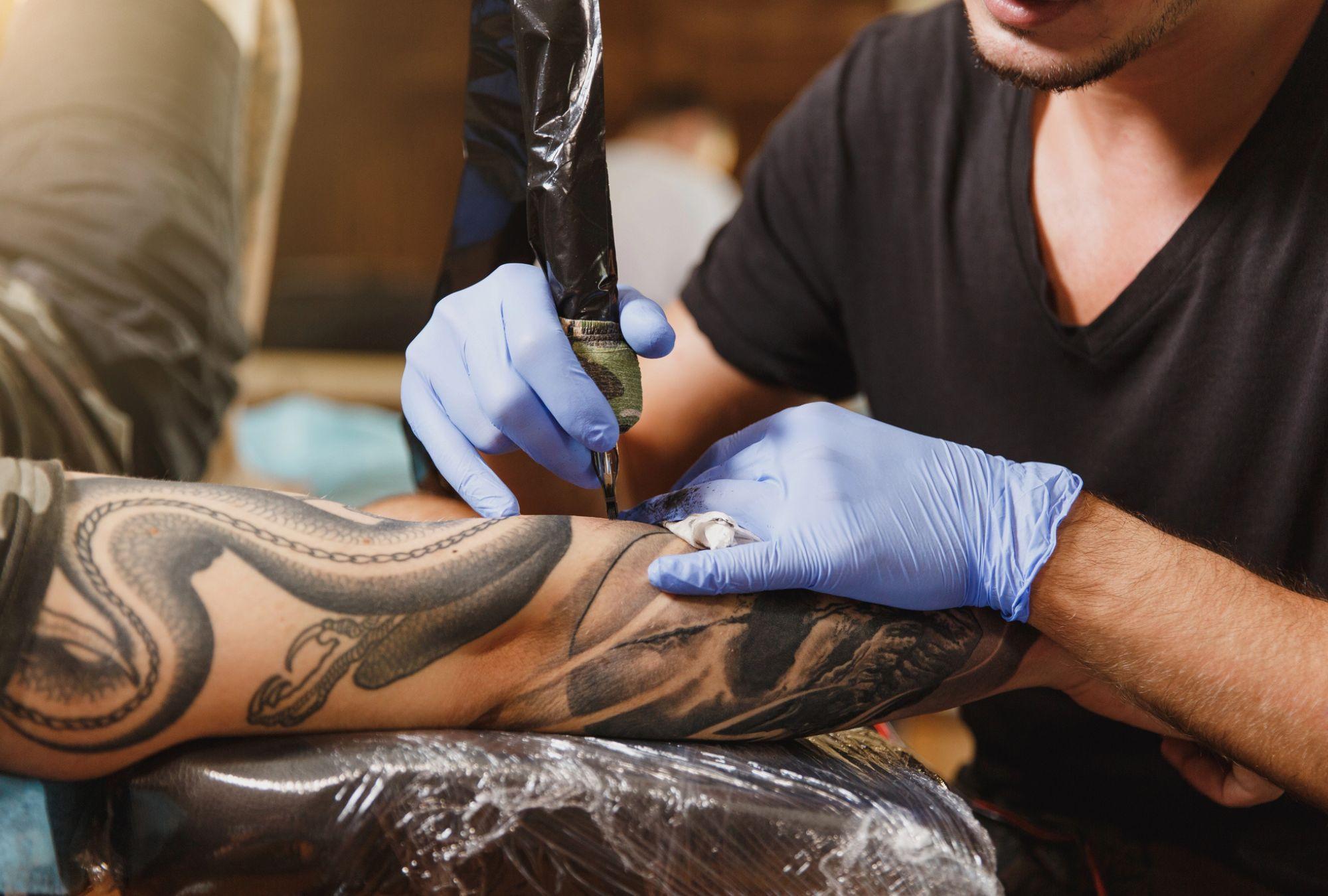 La tinta de los tatuajes puede alterar la respuesta a las vacunas y afectar el sistema inmunológico:...