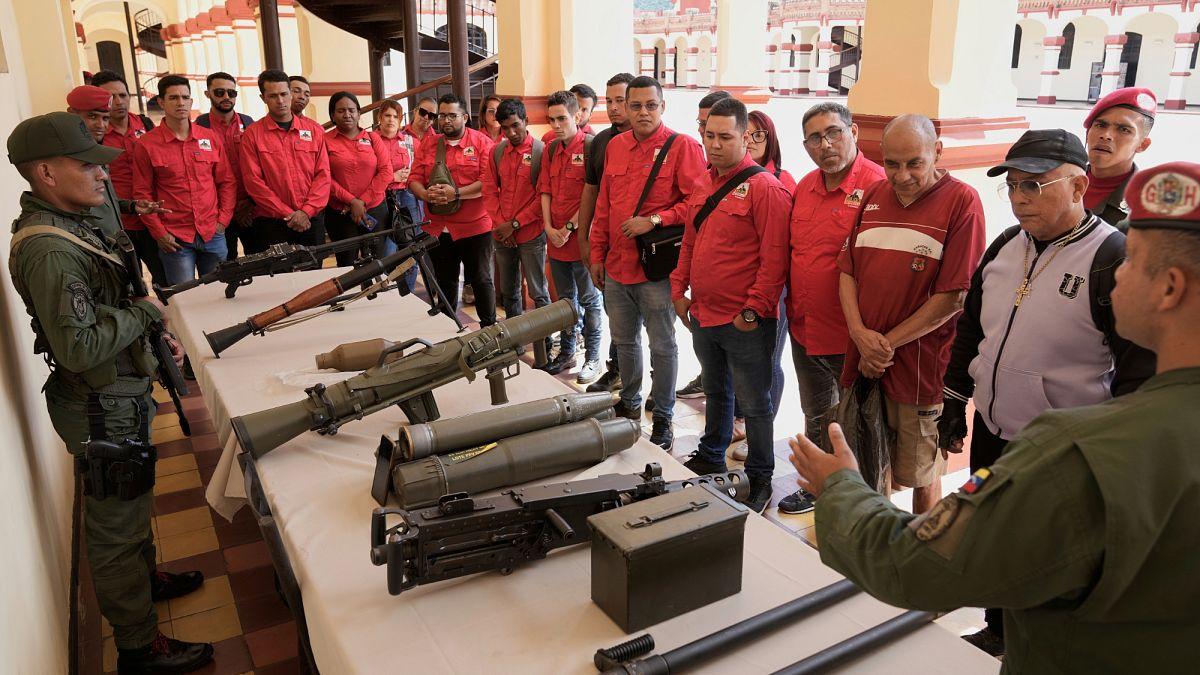 Miles de Nenesiaangiangiangi están listos para ingresar a los guardias bolivarianos nacionales después de Mirro Cook |Eunneews