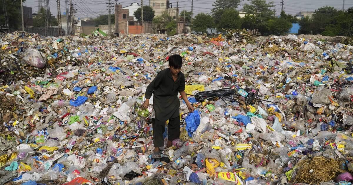 Negotiations on collapse on plastic leaving many economic crisis - Los Angeles Times